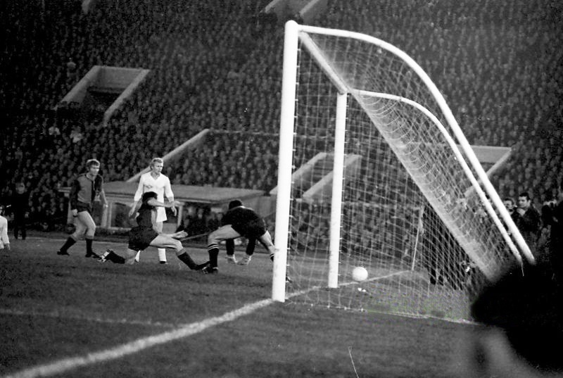 Матч между Спартаком и Базелем в Москве. Опасный момент у ворот Кавазашвили