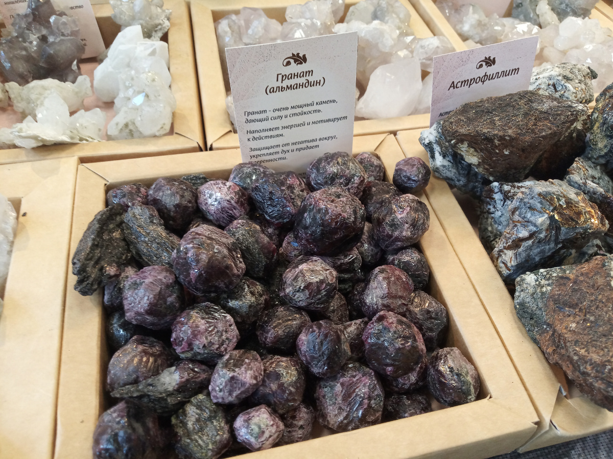 Карельские гранаты с Кительского месторождения на МинералФесте. Фото автора