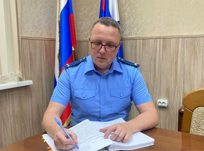 На фото: прокурор города Людиново И.А. Евстратов