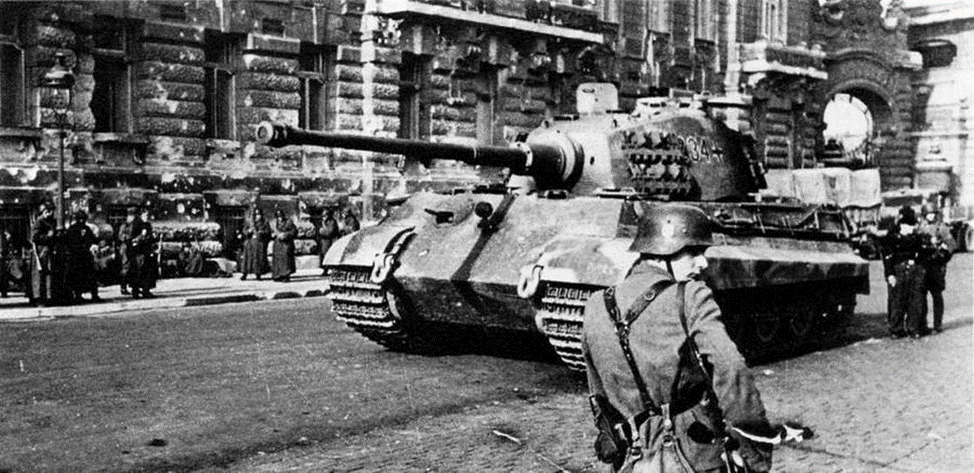 «Королевский тигр» дивизии «Фельдхернхалле» у Королевского дворца в Буде. Будапешт, весна 1945 года. Из открытых источников