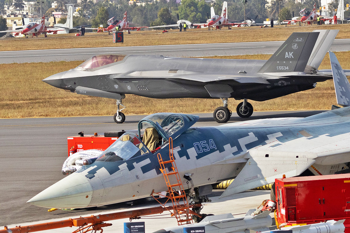 Су-57 на переднем плане и F-35 на заднем.