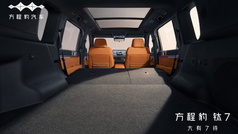 В салоне предусмотрено два варианта цветового оформления: черно-белый и черно-оранжевый. 