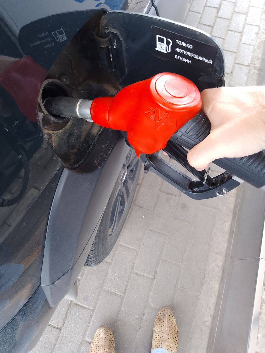 Заправка машины. Фото автора.