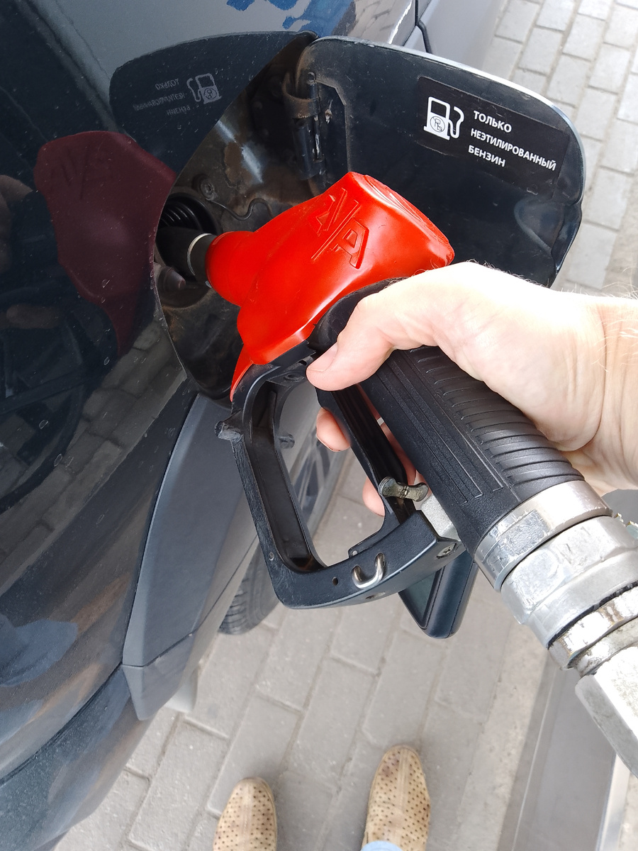 Заправка машины. Фото автора.
