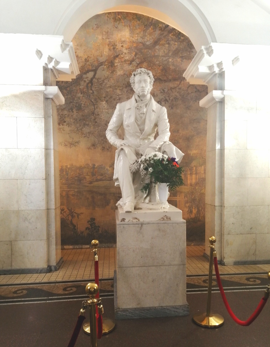 Памятник  Пушкину А. С. в метро Пушкинская.