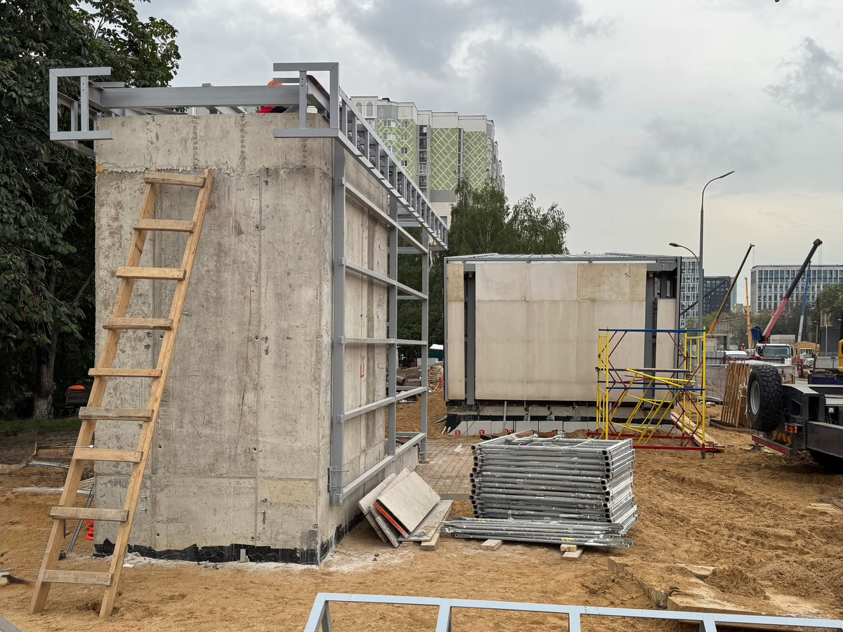 📷 1.1: Выход около памятника Хо Ши Мину. Смонтированы основные конструкции павильона лифта, начато благоустройство.