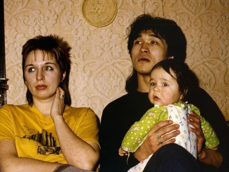     Виктор Цой с женой и сыном, 1985 год
