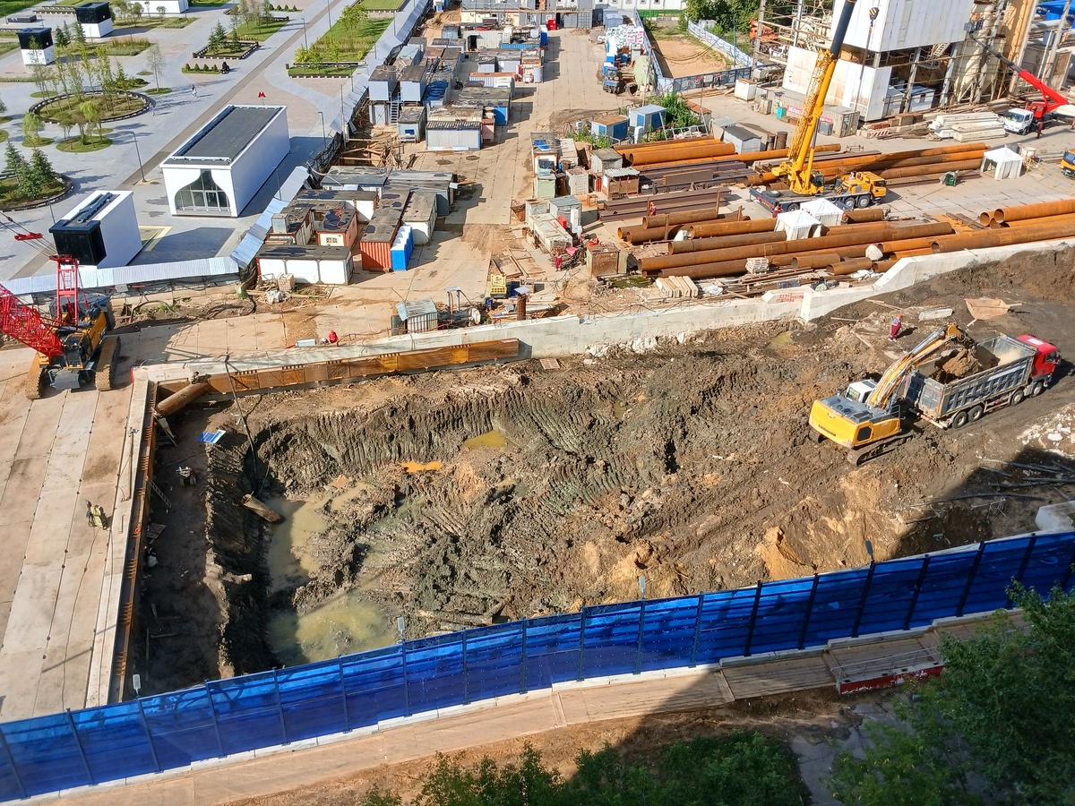 📷 1.1: Продолжается раскрытие котлована в южной части будущей станции (торец, ближний к БКЛ, где будет монтироваться тоннелепроходческий комплекс с гидропригрузом (проходка тоннелей в сторону станции «Курьяново»)). Завершается процесс монтажа первого расстрела.