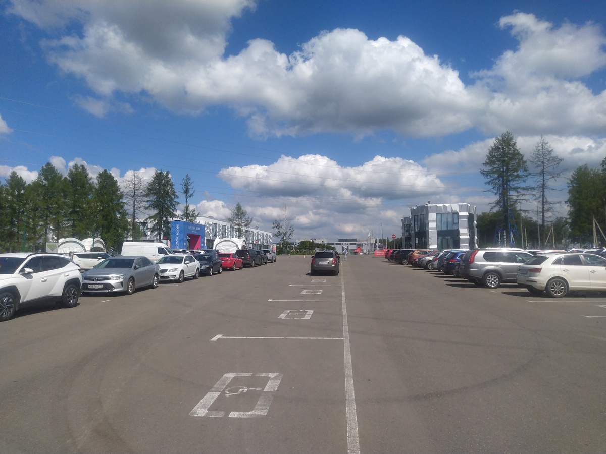 Парковка кинопарка "Москино"