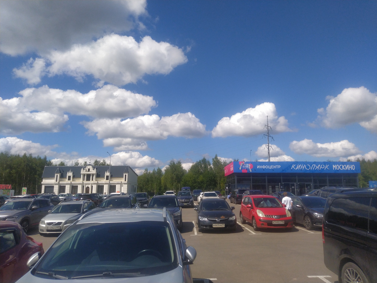 Парковка кинопарка "Москино"