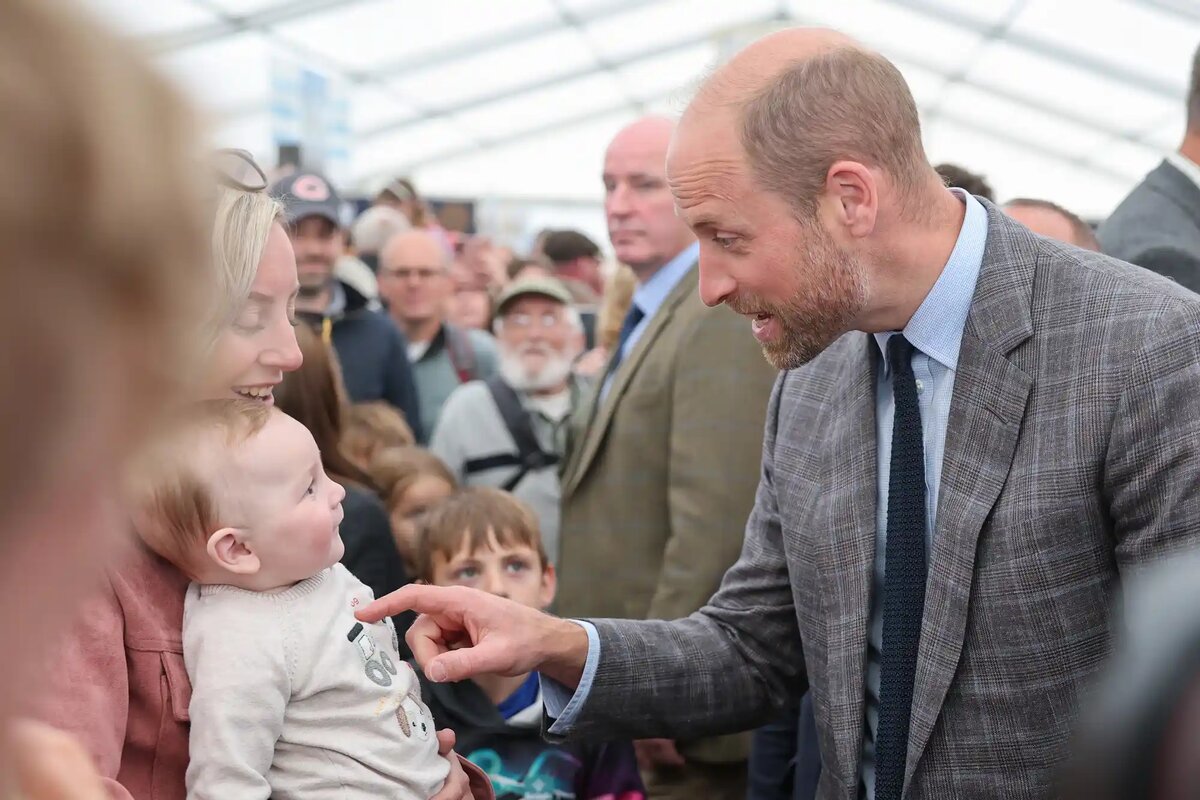 Принц Уильям с малышом Джорджем. Источник фото: People