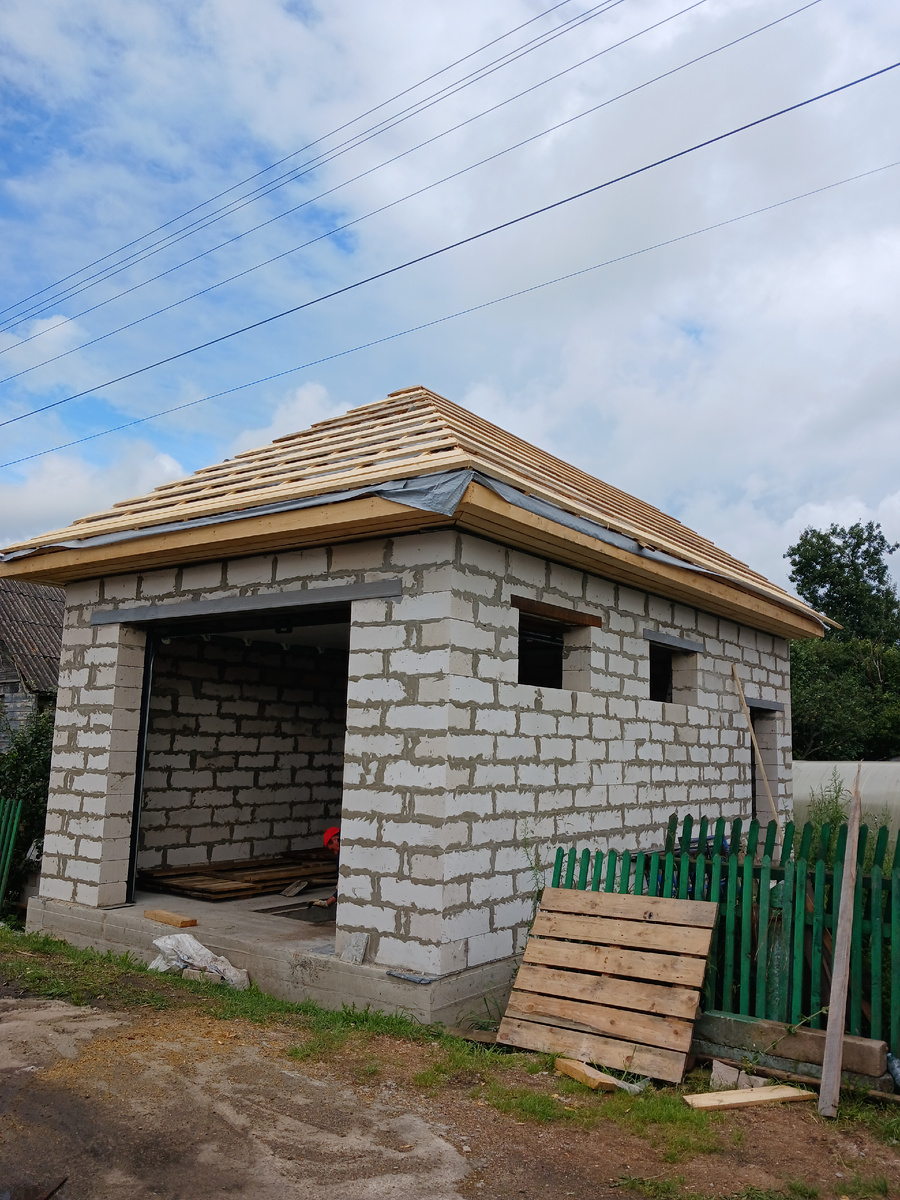 Гараж, ворота сейчас подняты.