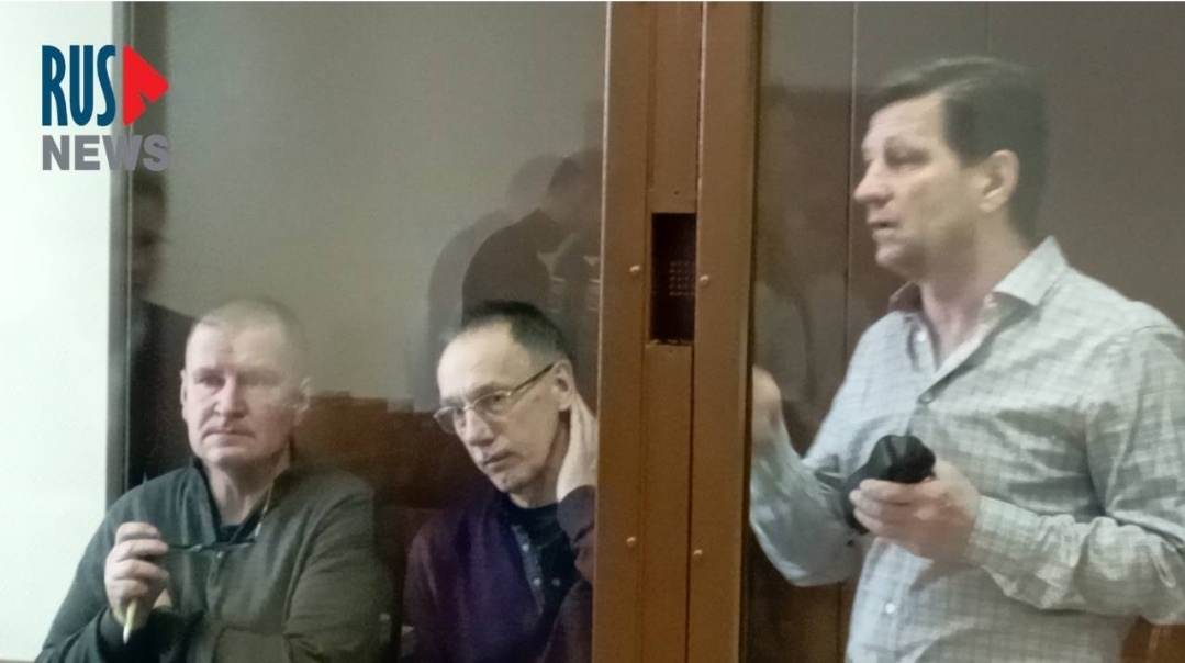 Владислав Кармашков (финдиректор "Торэкса"), Геннадий Савочкин (гендиректор "Строителя"), Сергей Фургал 