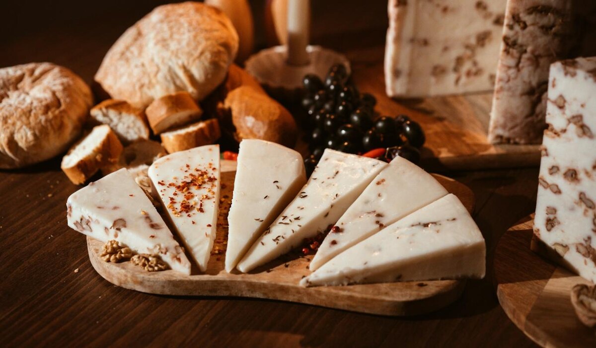     Мягкие, твердые, с плесенью: как разобраться в классификации сыров без скучной теории