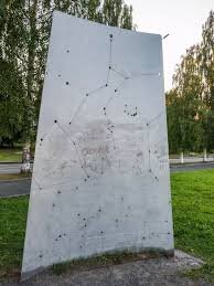 Скульптура «Под одними звёздами». Автор - Р. Кессель, 2000 г. 