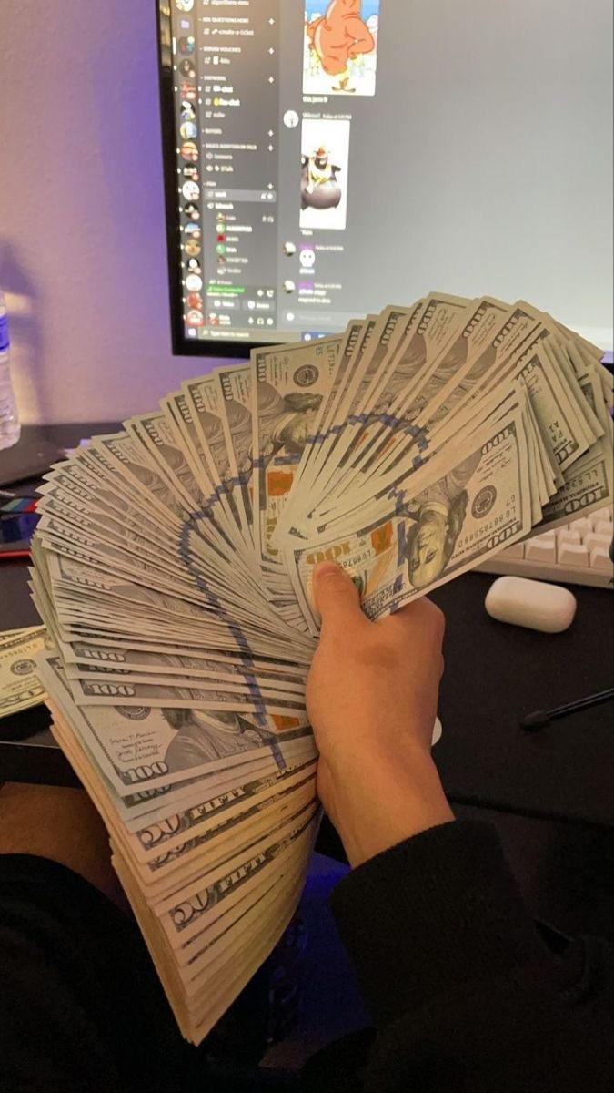 **Каждый из нас** хотя бы раз в жизни задумывался о том, чтобы превратить любимое занятие в источник дохода. Но как это сделать на практике? Сегодня мы расскажем реальную историю человека, который смог осуществить свою мечту.

### Основная часть

**Анна** всегда увлекалась рукоделием. С детства она создавала уникальные вещи: вязала, шила, делала украшения. В 2020 году, во время пандемии, она решила попробовать продавать свои изделия в социальных сетях.

**Первые шаги** были непростыми. Анна столкнулась с множеством трудностей:
* Отсутствие опыта в продажах
* Непонимание целевой аудитории
* Сложности с продвижением
* Финансовые риски

Однако она не сдалась. Анна начала изучать основы маркетинга, анализировать конкурентов и совершенствовать свои навыки.

### Ключевые моменты успеха

**Стратегия развития** включала несколько важных пунктов:
* Создание уникального стиля
* Качественные фотографии товаров
* Активное ведение социальных сетей
* Участие в ярмарках и выставках
* Работа с отзывами клиентов

**Через год** упорного труда бизнес Анны начал приносить стабильный доход. Сегодня её изделия продаются не только в России, но и за рубежом.

### Практические советы

Если вы хотите повторить успех Анны, следуйте этим рекомендациям:
* Начните с анализа своего хобби
* Создайте качественный контент
* Изучите рынок и конкурентов
* Не бойтесь экспериментировать
* Постоянно развивайтесь и учитесь новому

### Заключение

**Превратить хобби в бизнес** — это реально. Главное — верить в себя и быть готовым работать над своей мечтой. История Анны доказывает, что даже в сложные времена можно найти свой путь к успеху.

А у вас есть хобби, которое вы хотели бы монетизировать? Делитесь своими историями в комментариях!