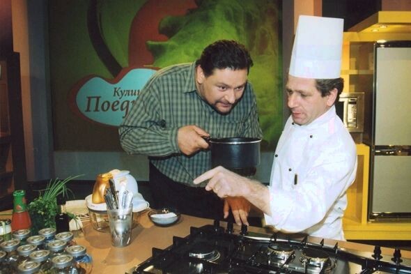 Был ведущим "Кулинарного поединка" в 2002 году