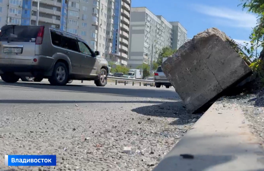   Троллейбус во Владивостоке наехал на бетонный блок