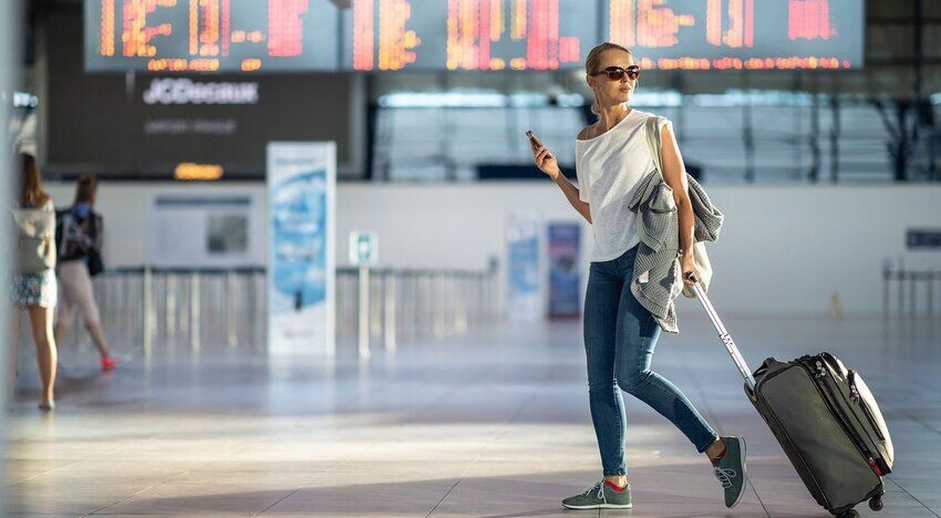 женщина в аэропорту