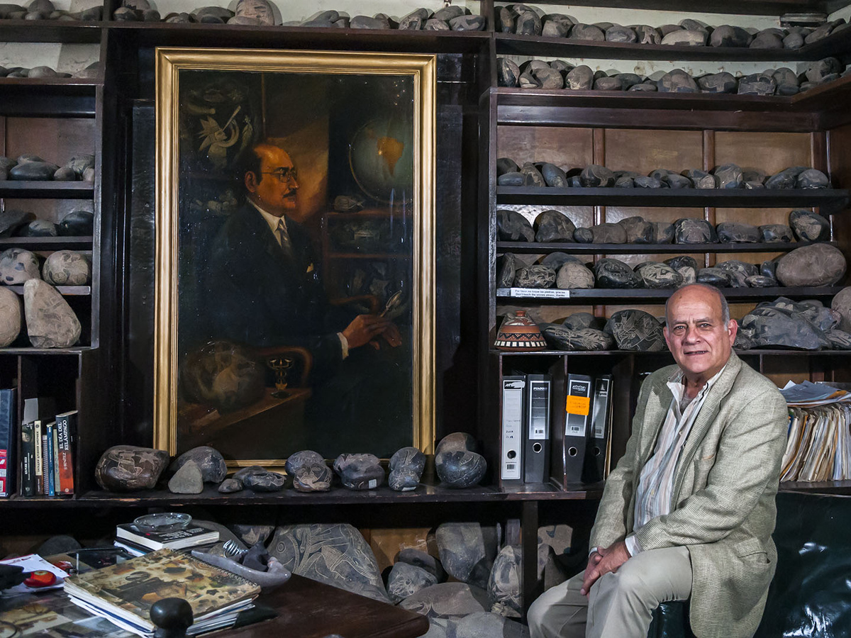 Директор Музея Эрнесо Кабрера с портретом Хавьера Кабреры,  его основателя