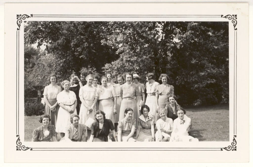 Вашингтонская школа медицины, июнь 1939 года, Герти Кори стоит пятая справа