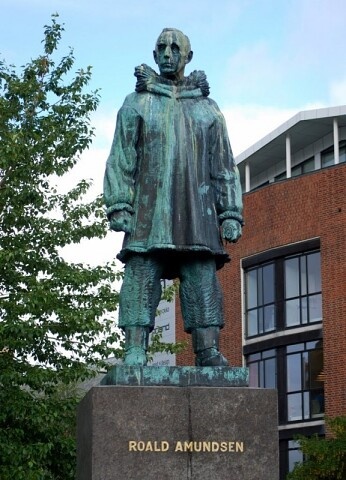 Памятник Руалю Амудсену в Тромсё 