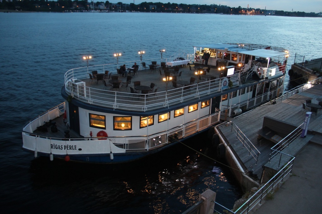 Фото из интернета. Ресторан у берега.