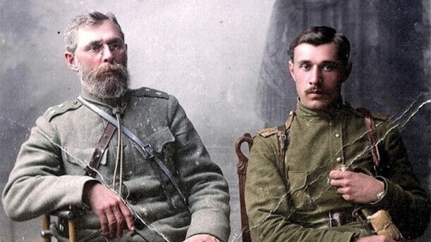 Перед вами — молодой прапорщик со своим отцом перед отправкой на фронт. На дворе — 1914 год, юноше справа — двадцать один год, он только-только получил свой первый офицерский чин.

Через примерно пять лет он будет уже генералом. Разумеется, не в старой армии, а в новой, одной из белогвардейских, Добровольческой. В двадцать шесть лет Николай Владимирович Скоблин, «прапорщик военного времени», будет командовать одной из лучших белых дивизий — Корниловской. А в эмиграции... станет советским агентом. По крайней мере, эта наиболее популярная версия. 