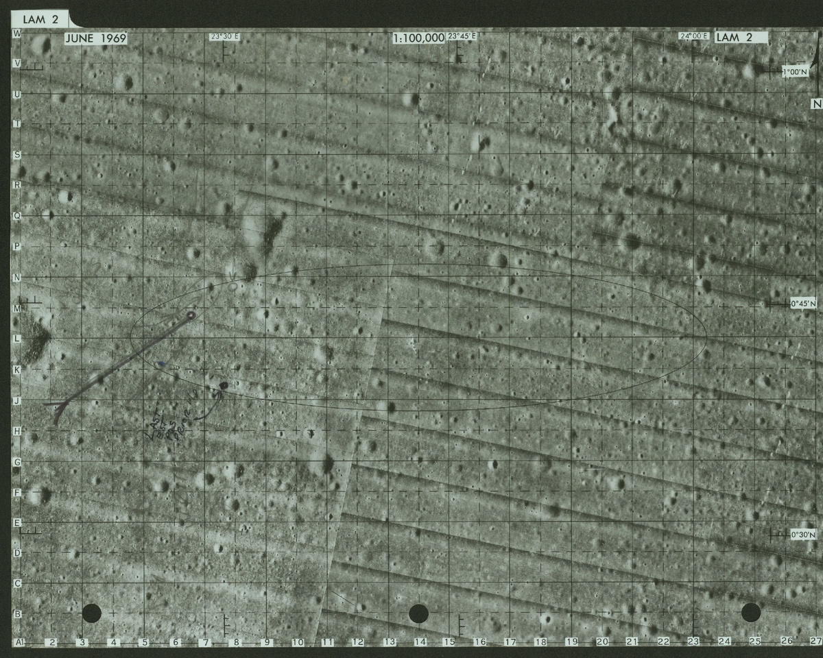 Карта Луны LAM 2. Майк Коллинз использовал эту карту для поиска предполагаемого местоположения лунного модуля. Шаг сетки составляет 1х1 км, а фактическое место посадки имеет координаты J.65/7.52. 
Центр посадочного эллипса находится в точке с координатами L.0/14.0 и простирается на 2,4 км к северу и югу от этой точки и на 9,4 км к востоку и западу. Майк Коллинз отметил несколько точек комбинациями линий, стрелок, кругов и эллипсом, используя фломастер. Большинство из них связаны с предполагаемыми местоположениями лунного модуля.