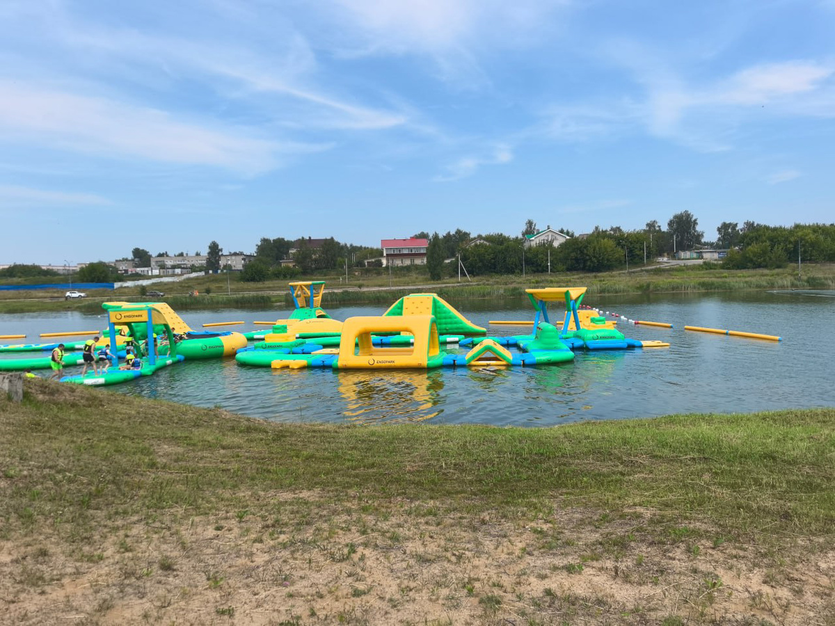 На озере Драга 20-летняя девушка получила перелом носа во время катания на надувном «банане».  Фото: Фото: ФедералПресс / Ксения Кобалия