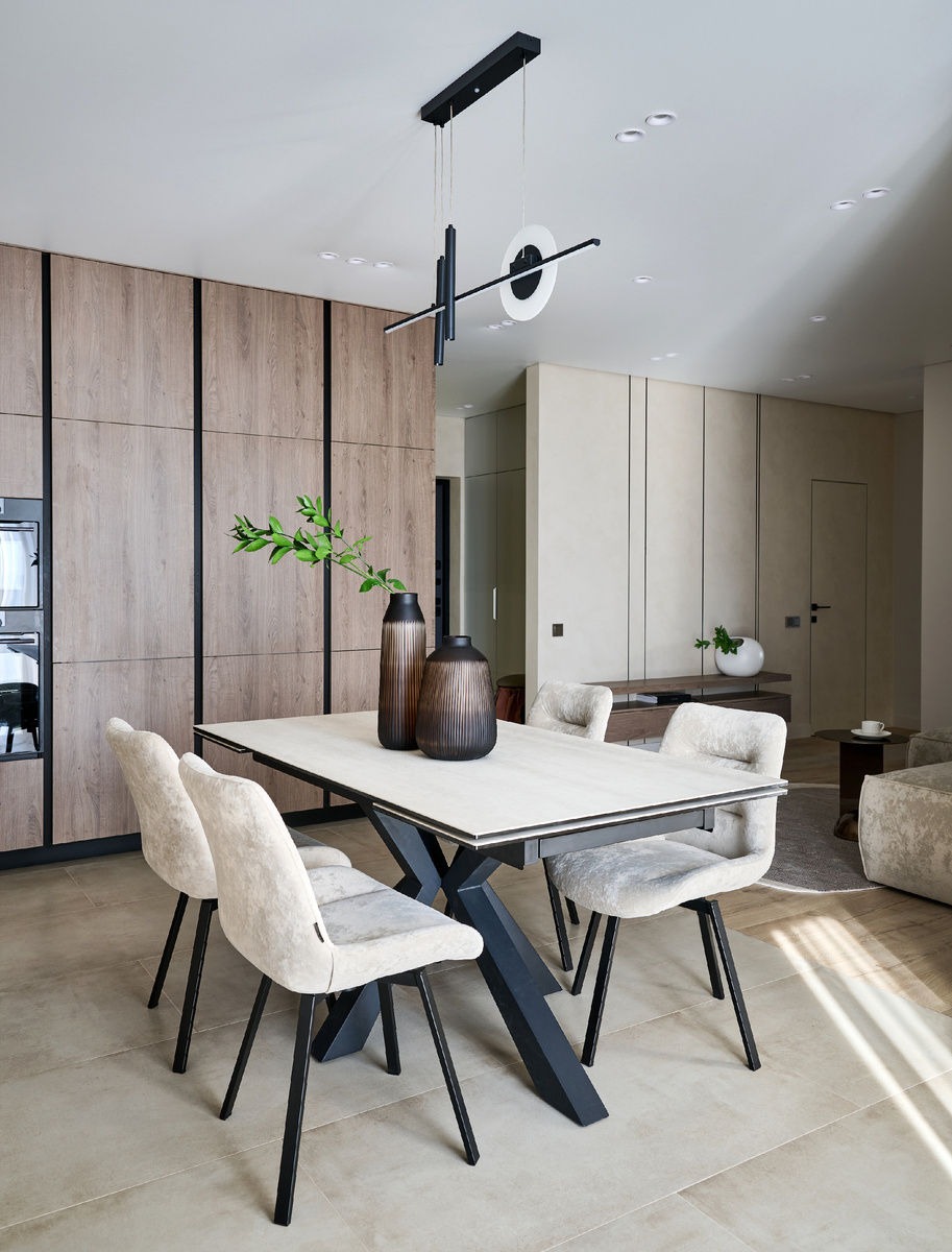 Натуральное дерево: Теплые оттенки дерева в мебели, отделке пола или декоративных элементах добавляют жизни и тактильности.