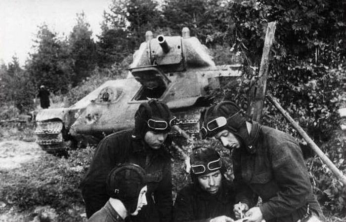 Экипаж танка старшего сержанта Я.Шумского перед боем (ЦГАКФФД)