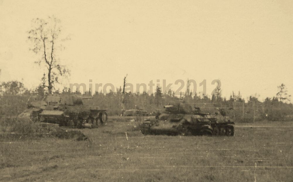 Танки Т-34 Ленинградских Краснознаменных БТКУКС на поле боя к западу от поселка Ивановское