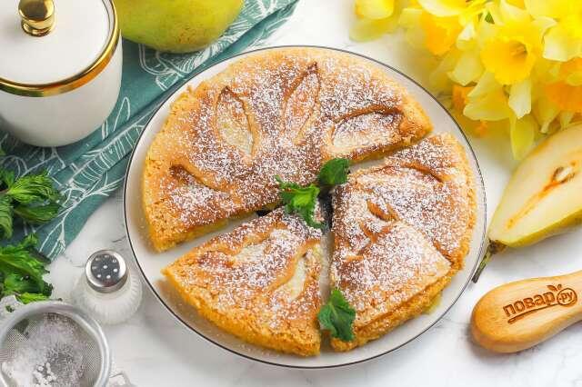 Если у вас в наличии только аэрогриль, то это не повод отказать себе и своим родным в ароматной и аппетитной шарлотке с грушами. Подавайте шарлотку с мороженым, присыпав сахарной пудрой. Пробуйте!