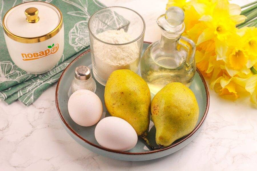 Подготовьте указанные продукты. Груши выбирайте не слишком сочные, чтобы нарезка не выпустила сок при запекании