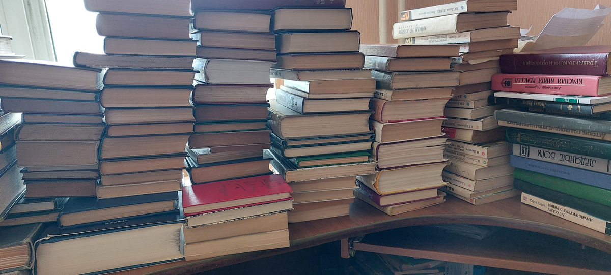 Книги снова просматриваю. Кстати, второй раз за этот год. Зимой я их уже так переносила, но приехала Аня и ремонт мы отложили. Сейчас точно не верну их без тщательной ревизии. Уже есть кандидаты на выбывание, типа книжек доктора Коновалова, которые еще маме покупались и  другие подобные. 