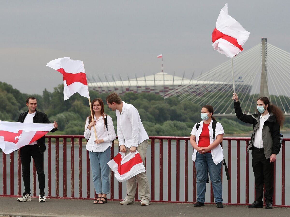    Участники демонстрации в поддержку белорусской оппозиции в Варшаве© AP Photo / Czarek Sokolowski