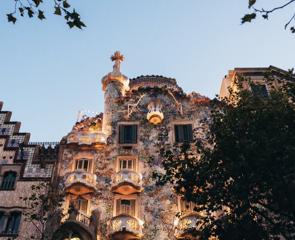 https://unsplash.com/photos/brwon-and-black-cathedrla-LSscVPEyQpI?utm_content=creditShareLink&utm_medium=referral&utm_source=unsplash