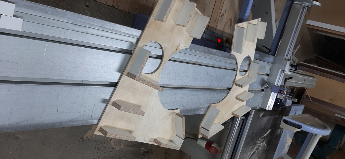 Основа для дверных подиумов с перегородками для усиления конструкции и разделения на два рабочих объёма.