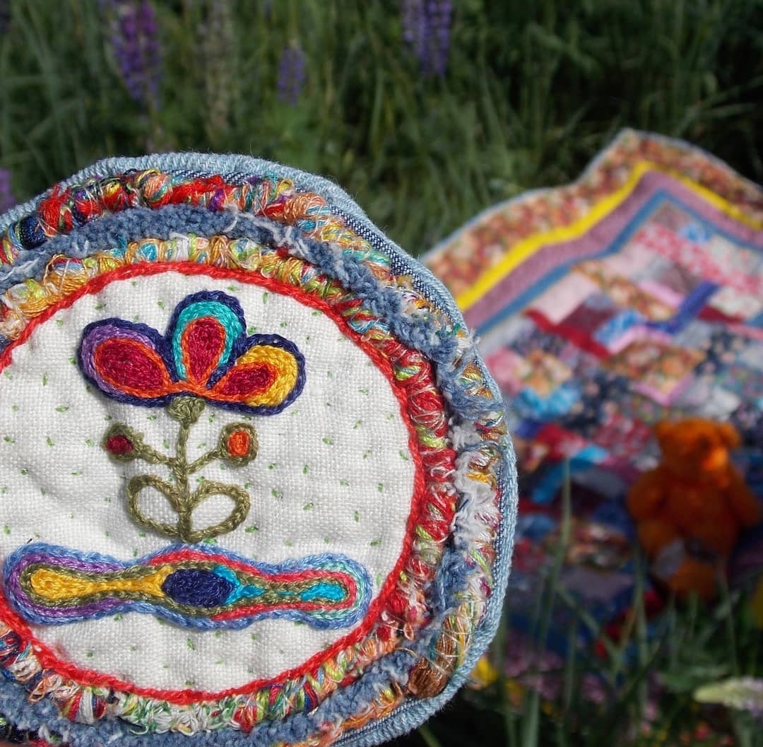 Брошь с цветочком, чья форма подсмотрена на старинном рушнике