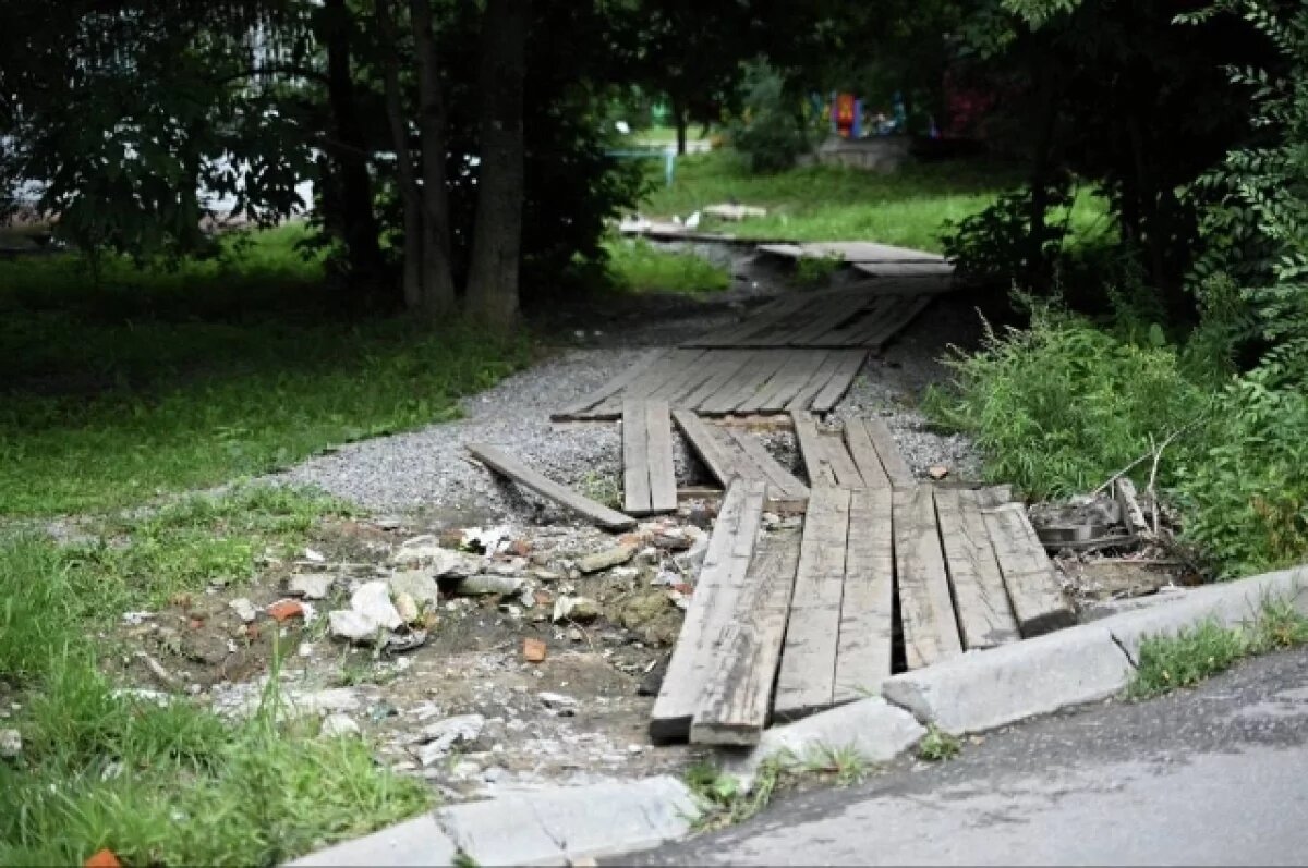    В Хабаровске ремонт тропы к дендрарию сорвётся из-за нехватки материалов