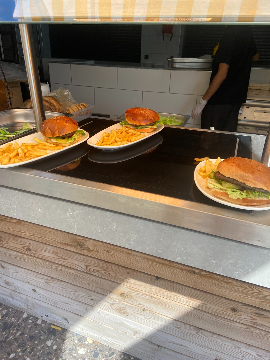 Один раз попробовали этот бургер. Делают без соуса, пришлось самой намешать кетчуп с майонезом. Котлета настоящая, не соевая. 