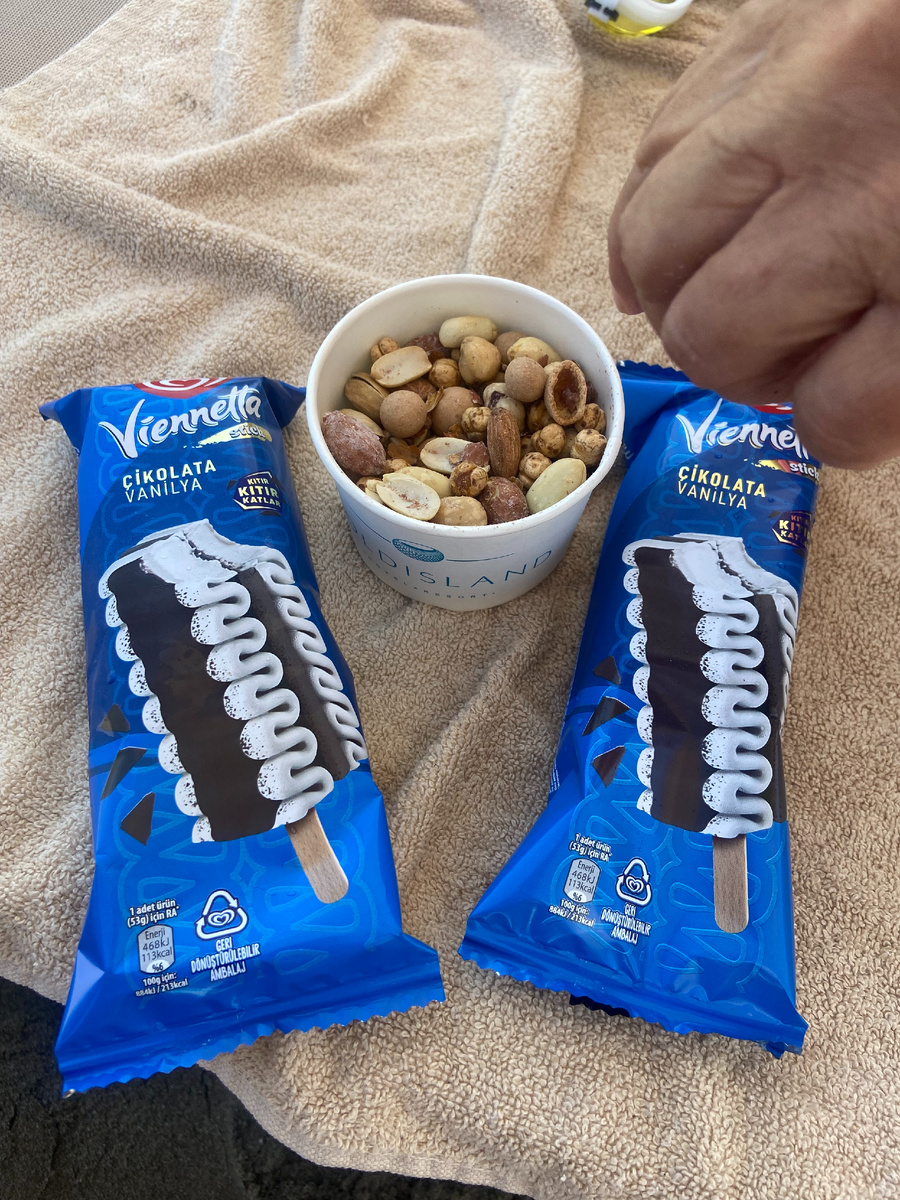 Вот это мороженое я ждала весь отпуск. Дали в предпоследний день нашего нахождения там. Орешки кстати вкусные. Можно брать в любом баре. 