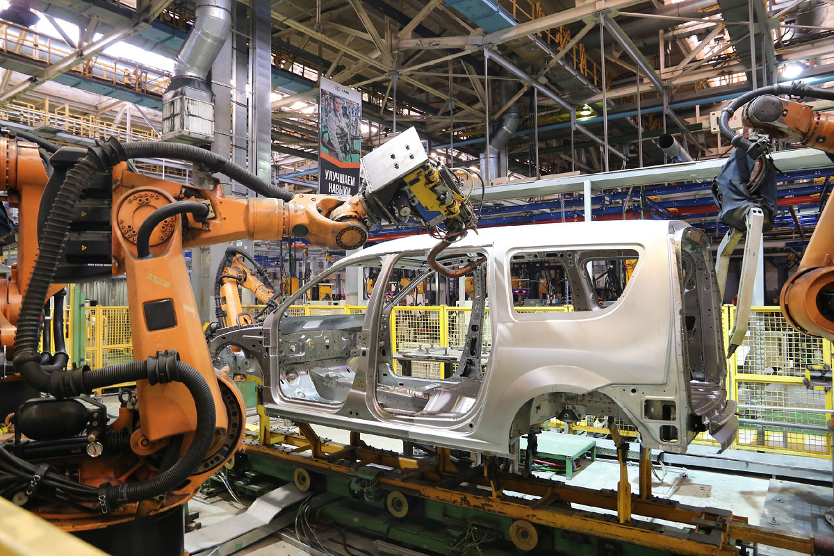 © Kotsa2-12 / Wikimedia Commons / CC BY-SA 4.0 (Сварка кузовов LADA Largus на ЛАДА Ижевск, 2023 г.)