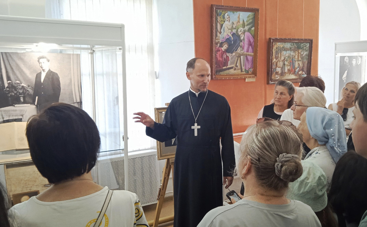 Иеромонах Андрей Бартов проводит первую экскурсию на выставке, посвящённой столетию его деда - протоиерея Бориса Бартова