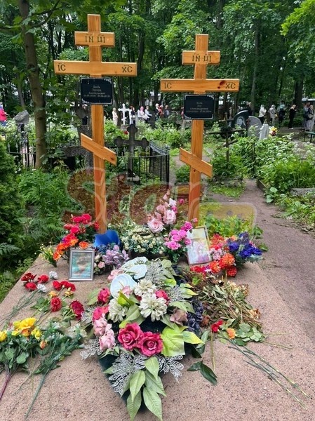    Сейчас могилы Хиля и его жены выглядят так