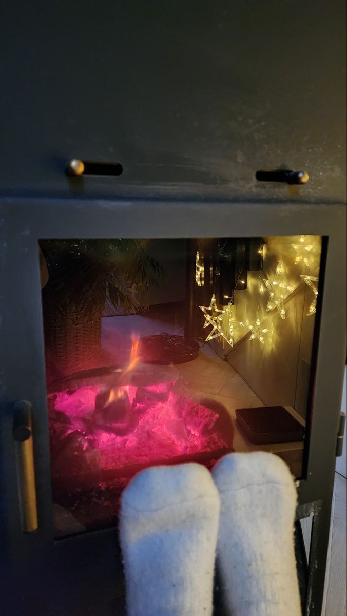 Приходится драться с Медведем за место под каминным солнцем. Листайте --->