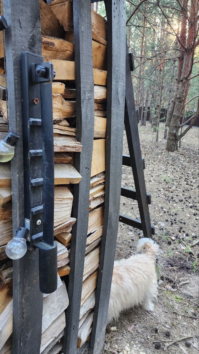 Вот он, на переднем плане. Листайте --->