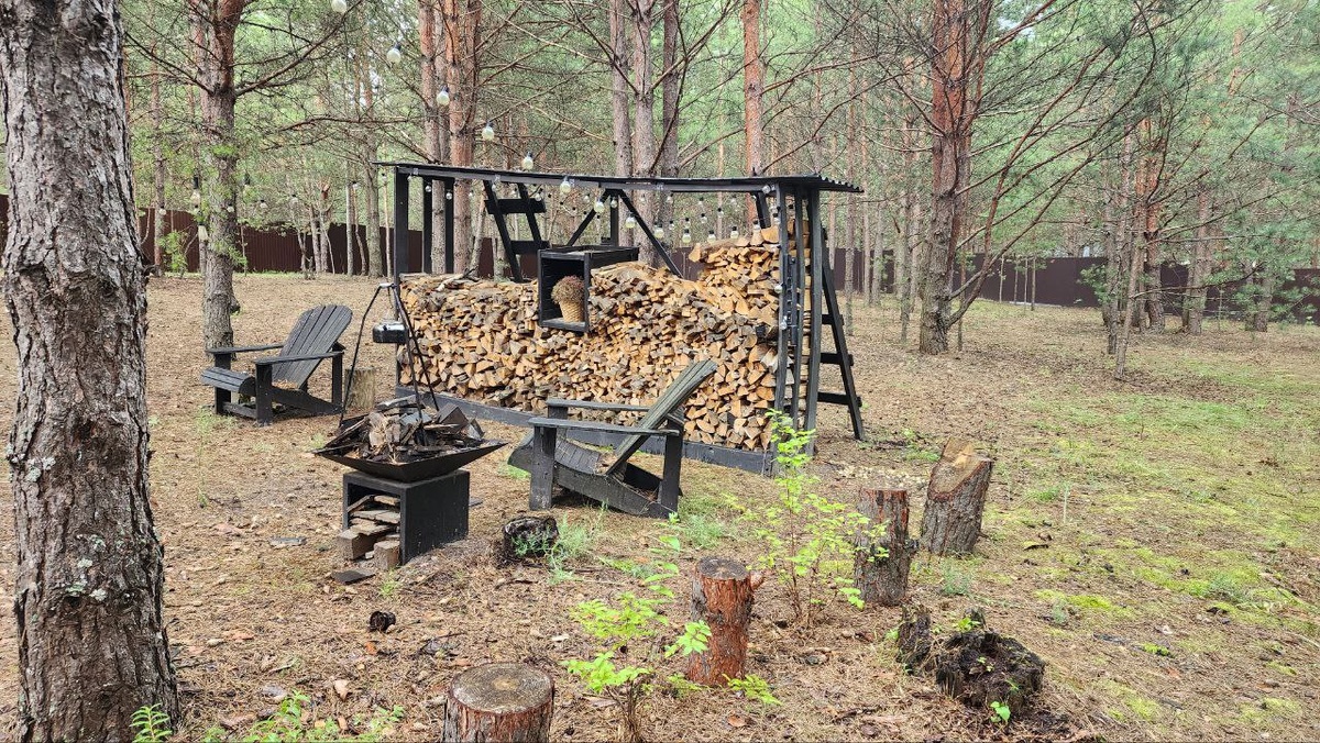 Висит на дровнице справа. Листайте --->