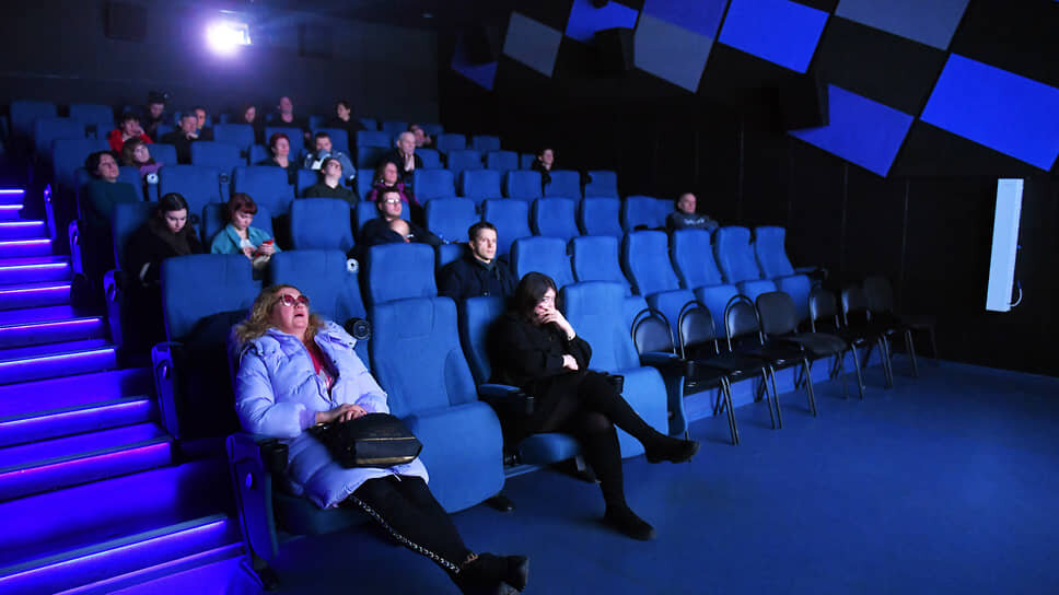 Кроме отсутствия громких премьер в июле на легальный прокат повлияло теневое присутствие зарубежных блокбастеров, которые официально не выходят на экраны, но фактически представлены в рамках предсеансового обслуживания и нелегальных онлайн-кинотеатрах.📷Фото: Александр Коряков / Коммерсантъ
